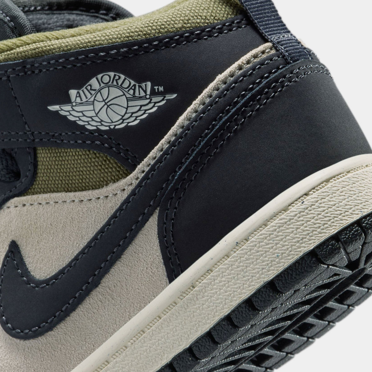 Air Jordan 1 Mid SE Preschool Lifestyle Shoes (Light Orewood Brown/Off Noir/Medium Olive)