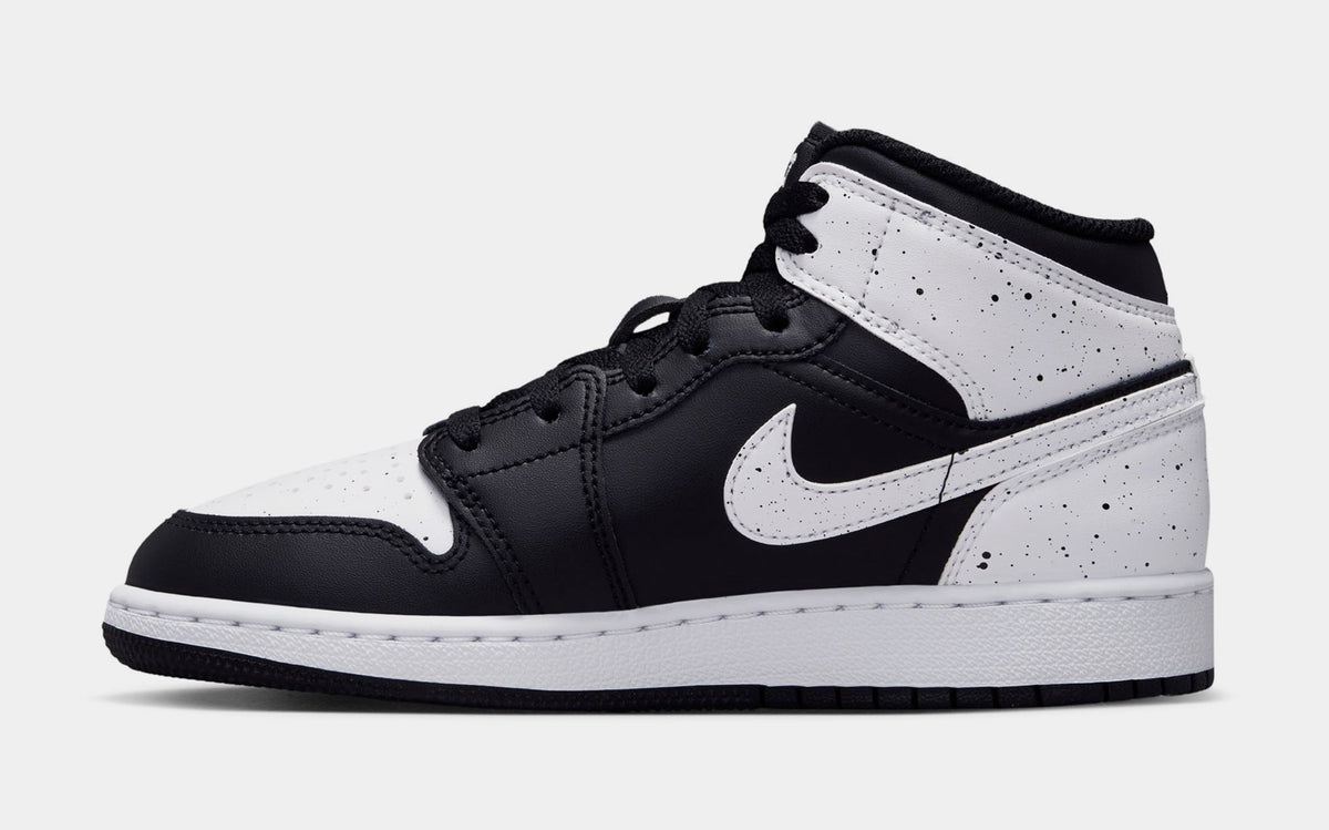 Air Jordan 1 Mid SE Oreo Grade School Lifestyle Shoes (Black/Black/White)